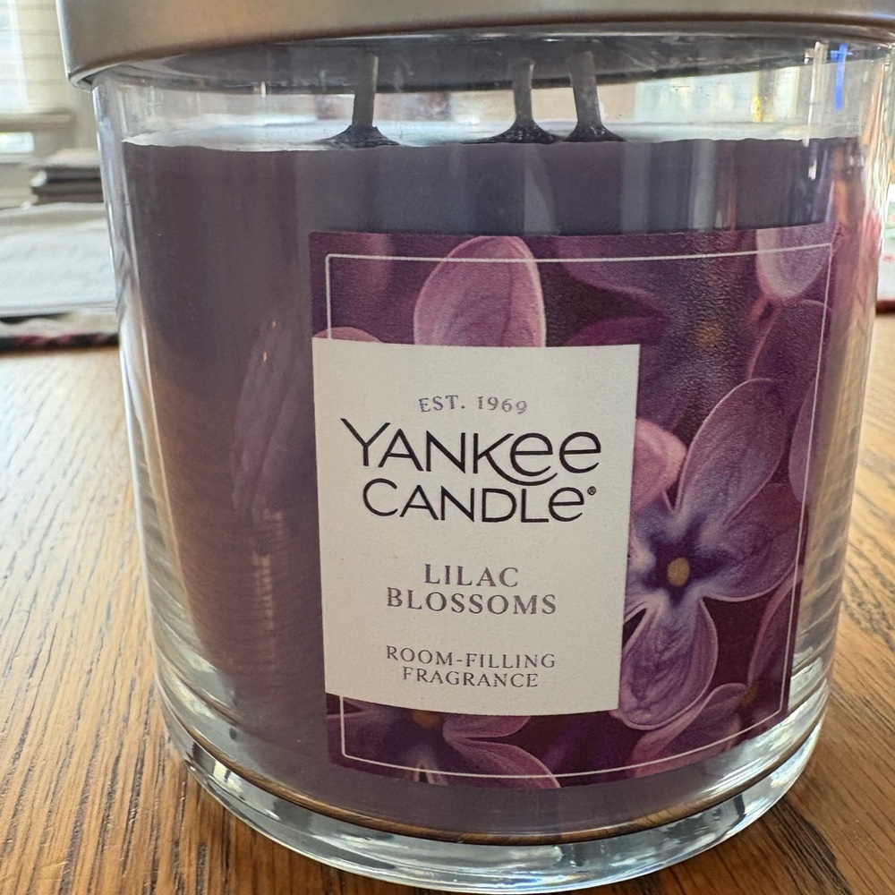 BRAND NEW Yankee Candle Lilac Blossoms - Picture 4 of 4